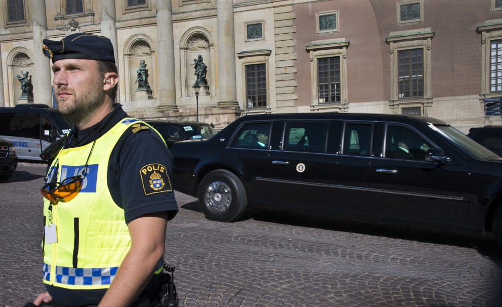 Robert Kindroth arbetar som polis på Södermalm i Stockholm. Här vaktar han USA:s president Barack Obama. Foto: Polisen
